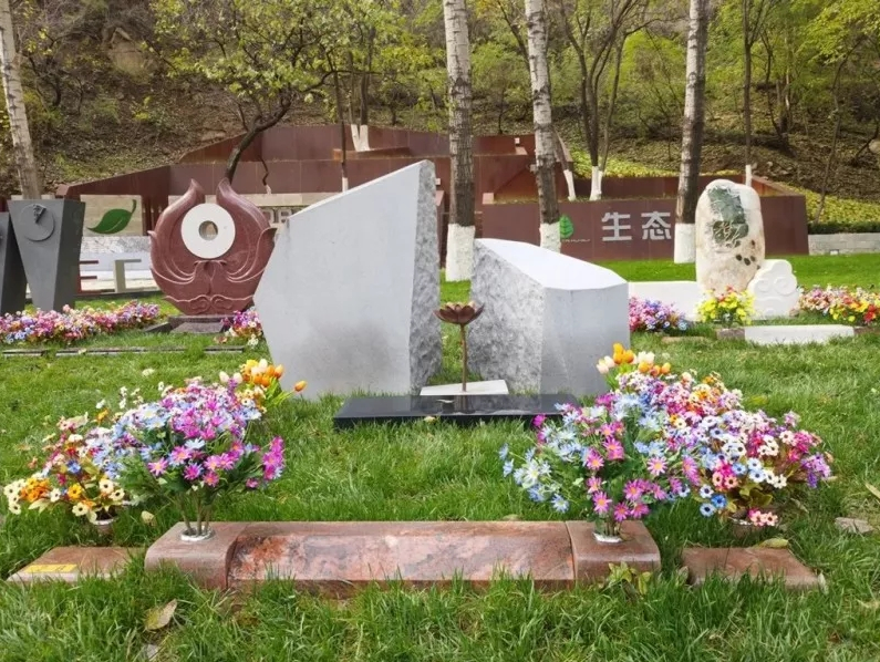 殡葬新规下，公墓陵园转型发展生态墓园，墓碑厂家创新小型墓碑